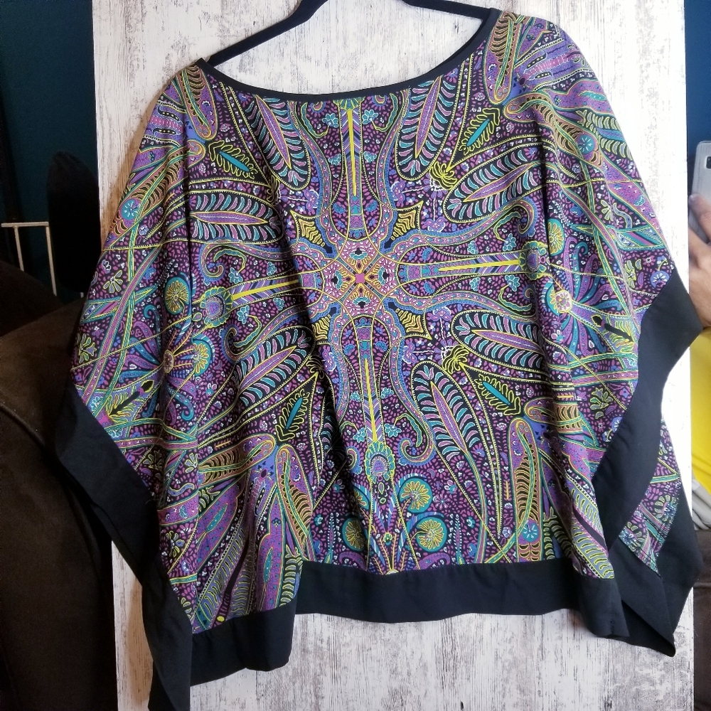 Women's Size Small Batwing Colorful Top - Picture 4 of 5